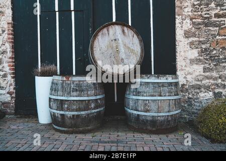 Drei alte Holzfässer aus Vintage-Holz übereinander in Grimbergen, Belgien Stockfoto