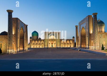 Registan-Platz in der Dämmerung, Samarkand, Usbekistan Stockfoto