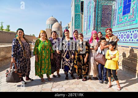 Gruppe usbekischer Frauen und Kinder, die den historischen Friedhof Shahi Zinda in Samarkand, Usbekistan besuchen. Stockfoto