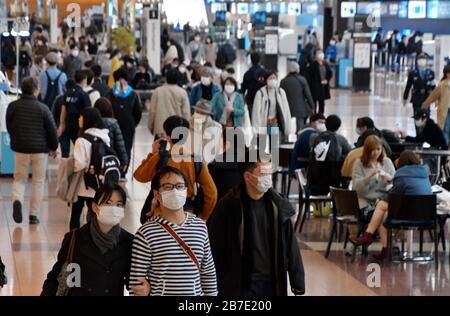 Yokohama, Japan. März 2020. Reisende, die Gesichtsmasken tragen, sind am heimischen Terminal des Tokyo International Airport (Haneda Airport) in Tokio, Japan am Sonntag, 15. März 2020 zu sehen. Der Tourismus ist aufgrund der Auswirkungen von Coronavirus in Japan zurückgegangen. Foto von Keizo Mori/UPI Credit: UPI/Alamy Live News Stockfoto