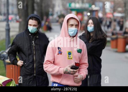 13. März 2020, Kiew, Kiew, Ukraine: Menschen, die Schutzmasken als präventive Maßnahme gegen Corona-Virus tragen. Die ukrainische Regierung verbietet Ausländern vorübergehend die Einreise in die Ukraine und beendet ab 17. März 2020 den regulären internationalen Passagierverkehr, um gegen die Verbreitung des neuartigen Coronavirus in der Ukraine entgegenzuwirken. (Bild: © Pavlo Gonchar/SOPA Bilder über ZUMA Draht) Stockfoto