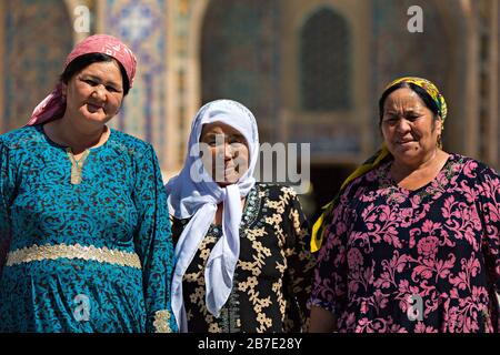 Usbekische Damen in lokalem Kleid, auf dem Registroplatz, Samarkand, Usbekistan. Stockfoto