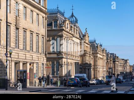 Blick entlang der Chambers Street in Edinburgh, Schottland, Großbritannien Stockfoto