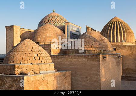 Kuppeln von Mausoleen auf dem historischen heiligen Friedhof von Shahi Zinda, bei Sonnenuntergang, in Samarkand, Usbekistan Stockfoto