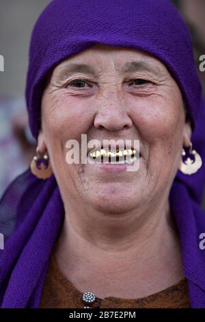 Porträt einer usbekischen Frau in Samarkand, Usbekistan Stockfoto