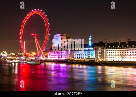 Das berühmte London Eye mit großem Rad an der Themse in London in der Nacht Stockfoto