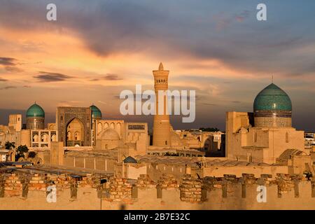 Blick auf die POI Kalon-Moschee und das Minarett bei Sonnenuntergang, in Buchara, Usbekistan Stockfoto