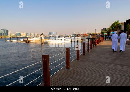 Dubai/VAE - 21. Februar 2020: Al Seef neues modernes Gebiet am Bur Dubai mit Restaurants, Cafés und Jachthafen mit Yachten. Al Seef distinct Heritage Stockfoto