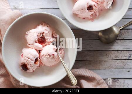 Kugeln aus Kirscheis in Dessertschüsseln. Stockfoto