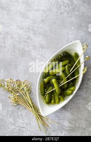 Eingepickte Gherkins auf Bambusspieße. Stockfoto