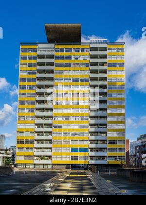 Great Arthur House auf dem Golden Lane Estate in der City of London. Ein 16-geschossiger Wohnblock wurde 1956 fertiggestellt. Architekten Chamberlin, Powell und Bon. Stockfoto