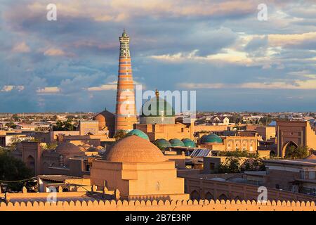 Blick auf die Skyline der antiken Stadt Khiva bei Sonnenuntergang, Usbekistan Stockfoto