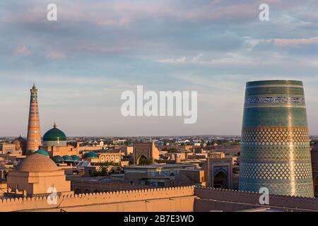 Blick auf die Skyline der antiken Stadt Khiva bei Sonnenuntergang, Usbekistan Stockfoto