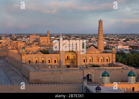 Blick auf die Skyline der antiken Stadt Khiva bei Sonnenuntergang, Usbekistan Stockfoto