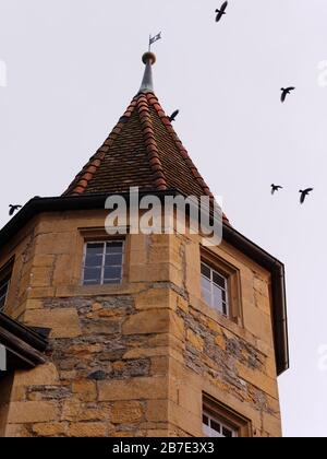 Niedriger Blick auf den Turm der Burg Murten in der Abenddämmerung im Kanton Freiburg, Schweiz. Stockfoto