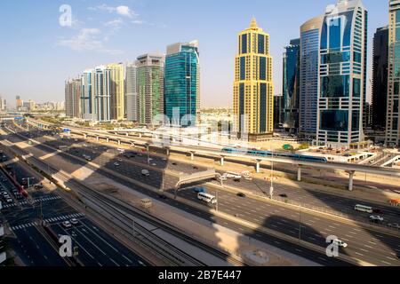 Dubai/VAE - 15. März 2020: Jumeirah Lakes Towers Wolkenkratzer und Scheich Zayed Road. Wohnbauten in JLT. Belebte Scheich Zayed Road, U-Bahn ra Stockfoto