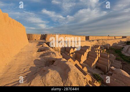 Alte Stadtmauern von Khiva bei Sonnenaufgang, Usbekistan Stockfoto