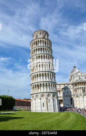 PISA, ITALIEN - 14. August 2019: Der schiefe Turm von Pisa mit vielen Touristen an einem sonnigen Tag Stockfoto
