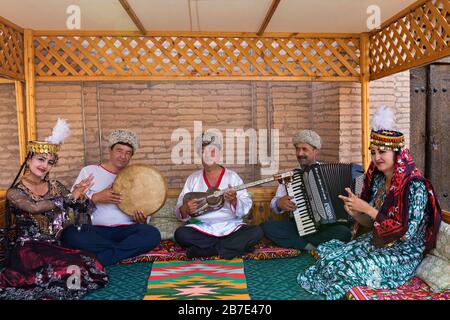 Usbekische Gruppe von Musikern, die lokale Lieder spielen, in Khiva, Usbekistan. Stockfoto