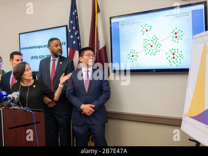 Eagleville, USA. März 2020. Valerie A. Arkoosh, MD, MPH, Vorsitzende des Gremiums von Montgomery County, verweist auf ein Diagramm, in dem die Patienten und die Ausbreitung der Krankheit beschrieben werden, während sie Medien während einer Pressekonferenz anspricht, um ein Update über Coronavirus Fälle in Montgomery County Freitag, 13. März, bereitzustellen. 2020 im Montgomery County Emergency Services Building in Eagleville, Pennsylvania. Kredit: William Thomas Cain/Alamy Live News Stockfoto