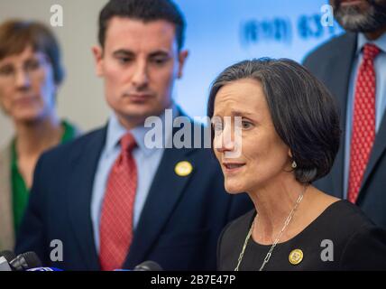 Eagleville, USA. März 2020. Valerie A. Arkoosh, MD, MPH, Vorsitzende des Gremiums von Montgomery County spricht während einer Pressekonferenz Medien an, um ein Update über Fälle von Coronavirus in Montgomery County am Freitag, 13. März 2020 im Montgomery County Emergency Services Building in Eagleville, Pennsylvania zu liefern. Kredit: William Thomas Cain/Alamy Live News Stockfoto