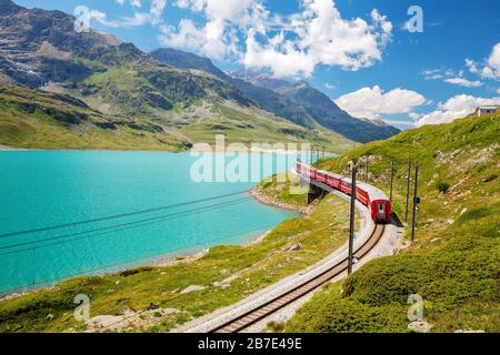 Roter Zug - Berninapass - Schweiz Stockfoto