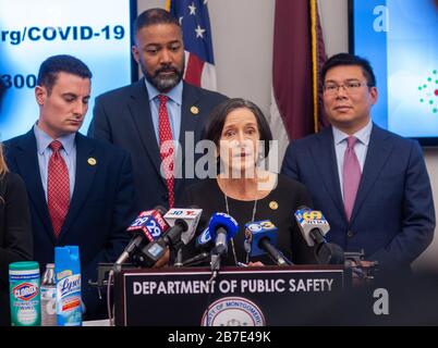 Eagleville, USA. März 2020. Valerie A. Arkoosh, MD, MPH, Vorsitzende des Gremiums von Montgomery County spricht während einer Pressekonferenz Medien an, um ein Update über Fälle von Coronavirus in Montgomery County am Freitag, 13. März 2020 im Montgomery County Emergency Services Building in Eagleville, Pennsylvania zu liefern. Kredit: William Thomas Cain/Alamy Live News Stockfoto