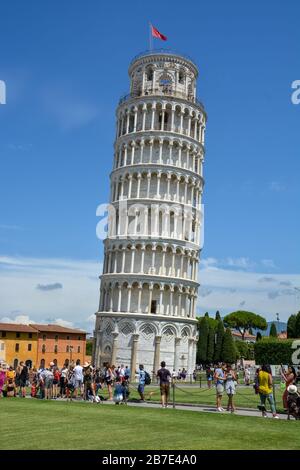 PISA, ITALIEN - 14. August 2019: Der schiefe Turm von Pisa mit vielen Touristen an einem sonnigen Tag Stockfoto