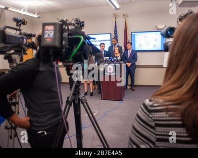 Eagleville, USA. März 2020. Valerie A. Arkoosh, MD, MPH, Vorsitzende des Gremiums von Montgomery County spricht während einer Pressekonferenz Medien an, um ein Update über Fälle von Coronavirus in Montgomery County am Freitag, 13. März 2020 im Montgomery County Emergency Services Building in Eagleville, Pennsylvania zu liefern. Kredit: William Thomas Cain/Alamy Live News Stockfoto