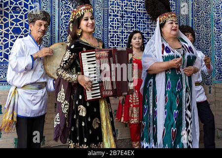 Khorezmian-Musiker singen lokale Musik in Khiva, Usbekistan Stockfoto