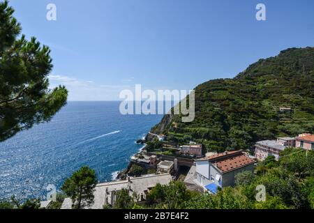 Blick auf das Meer und die Klippen von Riomaggiore im Cinque Terre an einem sonnigen Tag Stockfoto