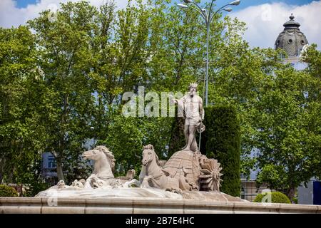 Der Neptun Brunnen ein Brunnen im neoklassizistischen Stil, der sich auf der Plaza de Canovas del Castillo befindet, der im Jahre 1786 in der Stadt Madrid erbaut wurde Stockfoto