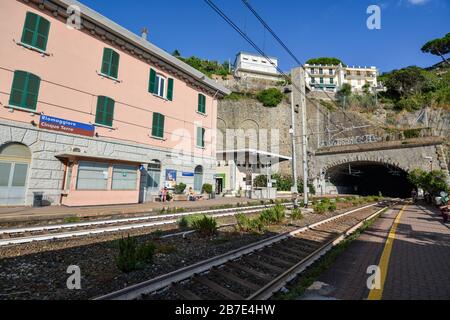 RIOMAGGIORE, ITALIEN - 15. August 2019: Der Bahnhof und die Bahngleise in Riomaggiore in Cinque Terre an einem sonnigen Tag Stockfoto