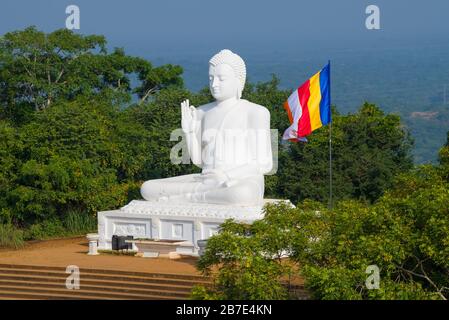 MIHINTALE, SRI LANKA - 05. FEBRUAR 2020: Weiße Skulptur eines sitzenden Buddha auf dem Mangov-Plateau in der Nähe Stockfoto