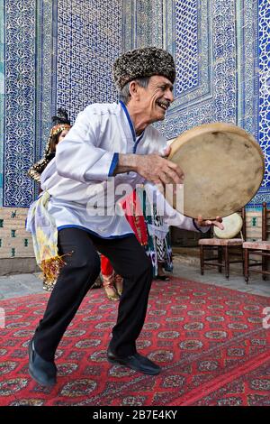 Khorezmian Musikaner, der lokale Musikinstrumente von Tambourin spielt, in Khiva, Usbekistan Stockfoto