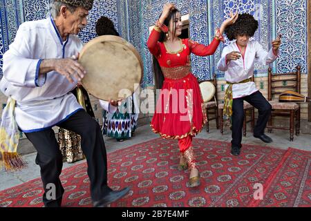 Khorezmian Musiker im lokalen Dress Dance, in Khiva, Usbekistan Stockfoto