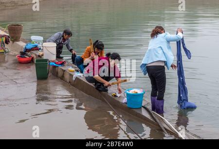 Frauen waschen Wäsche in der Nähe von Shibaozhai Moorings, Jangtse River Stockfoto