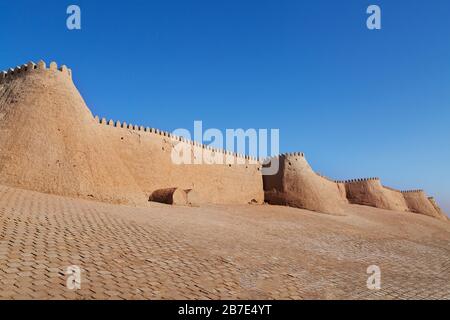 Stadtmauern der antiken Stadt Khiva, Usbekistan Stockfoto