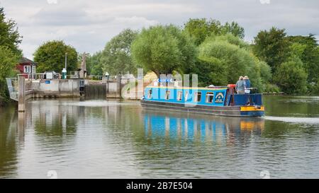 Narrowboat fährt nach Godstow Lock auf der Themse in der Nähe von Oxford, Großbritannien Stockfoto