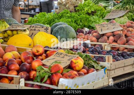 Verschiedene Obst- und Gemüsesorten auf einem Straßenmarkt liegen ganz in der Nähe Stockfoto