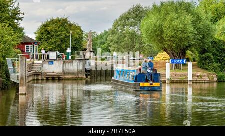 Narrowboat fährt nach Godstow Lock auf der Themse in der Nähe von Oxford, Großbritannien Stockfoto