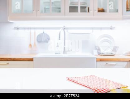 Holz Tisch auf unscharfen Küche Hintergrund Stockfoto