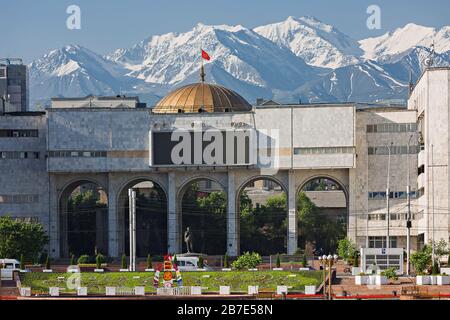 Blick über das Stadtzentrum am Alatau-Platz in Bischkek Mit schneebedeckten Bergen im Hintergrund Stockfoto