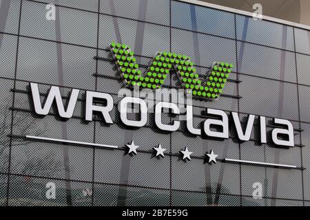 Warschau, Polen. Februar 2020. Blick auf das Wroclavia Shopping Centre Logo. Kredit: Karol Serewis/SOPA Images/ZUMA Wire/Alamy Live News Stockfoto