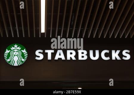 Warschau, Polen. Februar 2020. Starbucks Logo in einem ihrer Geschäfte zu sehen. Kredit: Karol Serewis/SOPA Images/ZUMA Wire/Alamy Live News Stockfoto