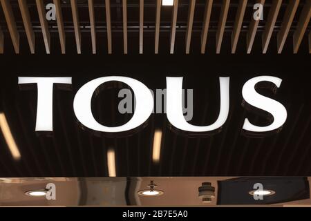 Warschau, Polen. Februar 2020. Tous-Logo in einem ihrer Geschäfte zu sehen. Kredit: Karol Serewis/SOPA Images/ZUMA Wire/Alamy Live News Stockfoto