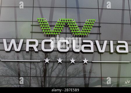 Warschau, Polen. Februar 2020. Blick auf das Wroclavia Shopping Centre Logo. Kredit: Karol Serewis/SOPA Images/ZUMA Wire/Alamy Live News Stockfoto