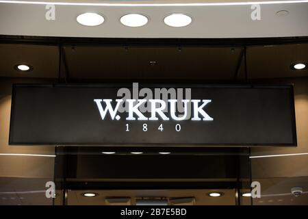 Warschau, Polen. Februar 2020. W.Kruk-Logo in einem ihrer Geschäfte zu sehen. Kredit: Karol Serewis/SOPA Images/ZUMA Wire/Alamy Live News Stockfoto