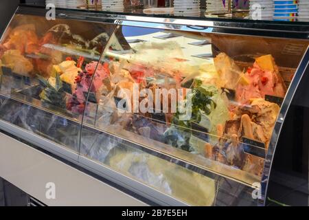 Viele Eiscreme in verschiedenen Geschmacksrichtungen in Florenz Stockfoto