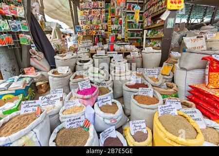 Kaufen Sie Gewürze und Samen in OSH Bazaar, Bishkek, Kirgisistan Stockfoto